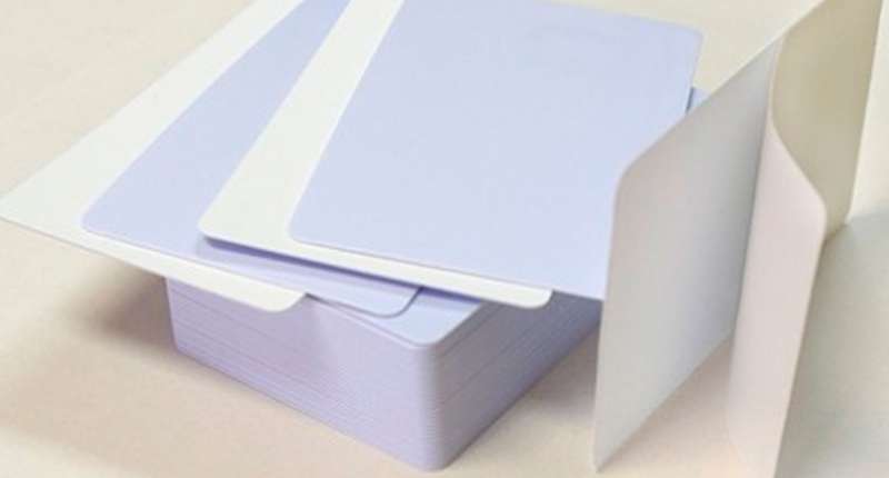 Выбор между ретрансферным и прямым принтером для карт